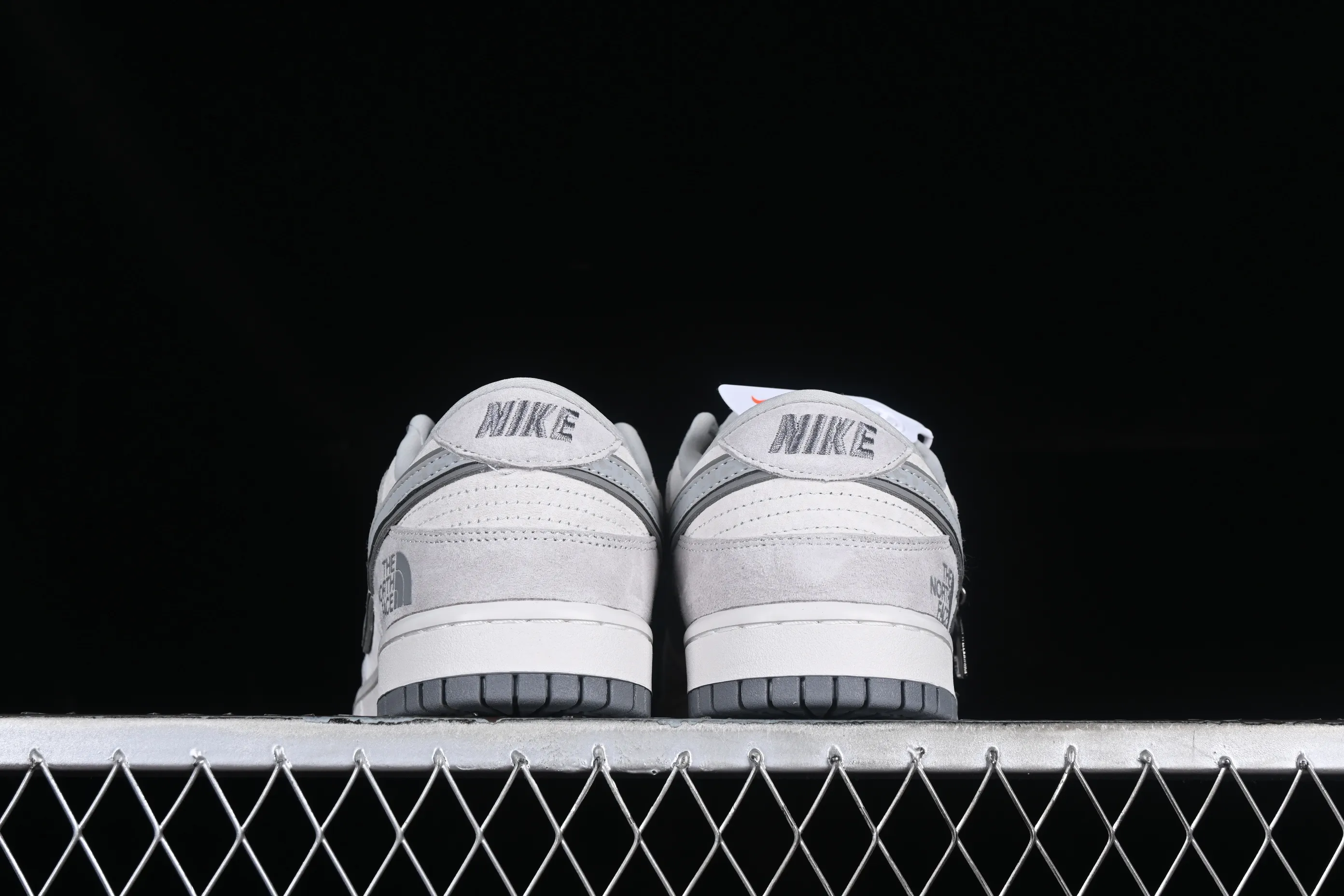 All Categories Nk SB Dunk Series Nk SB Dunk Low Low-top sneakers Nk Dunk Low North CDG joint-grey Three-party joint SB low-top casual sneakers FC1688-181